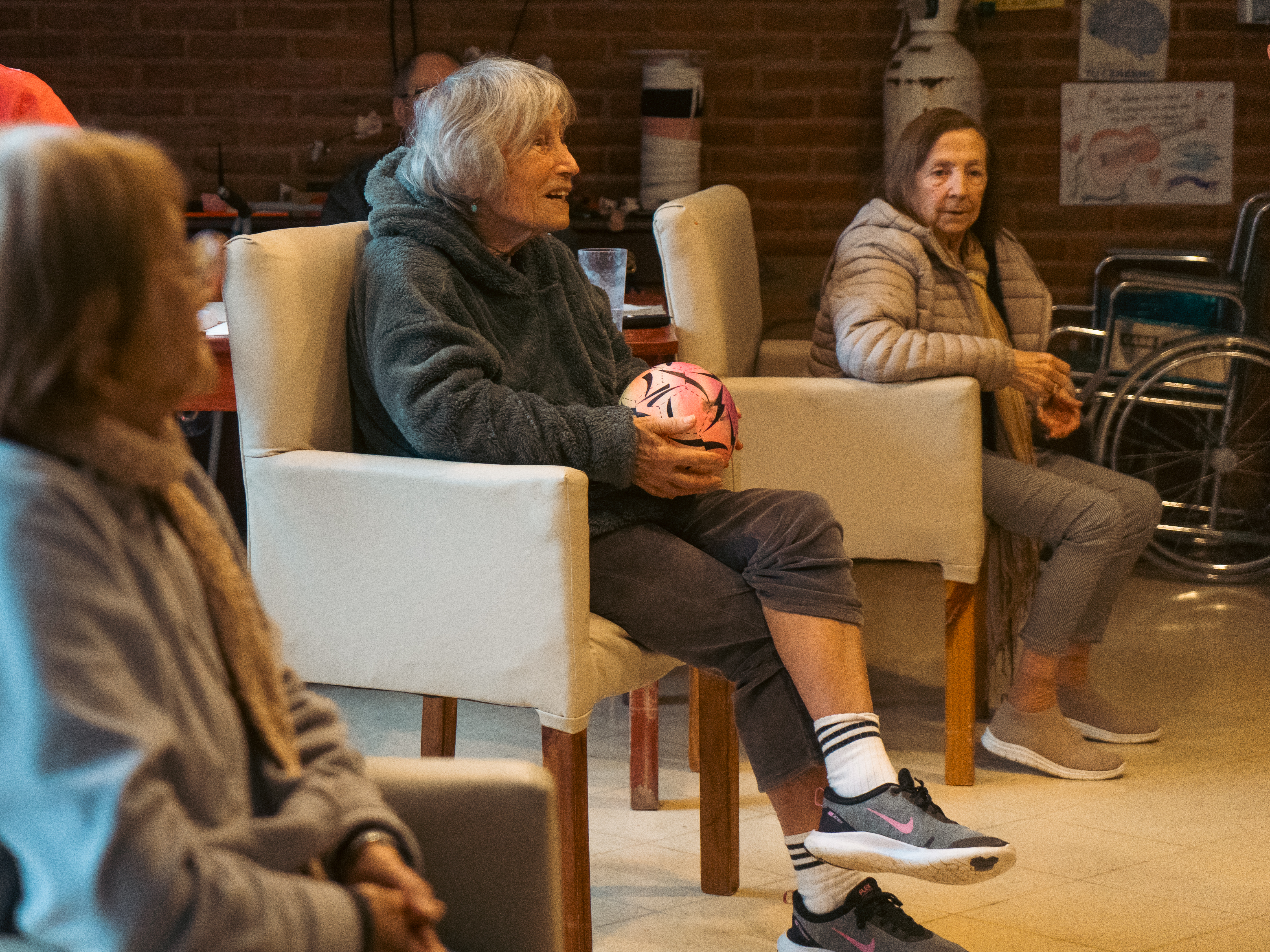 Residentes compartiendo una actividad recreativa